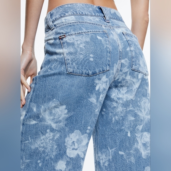 Alice + Olivia TRISH LOW RISE BAGGY JEAN In Lotus Floral Women's 31 Blue White. - Picture 12 of 13